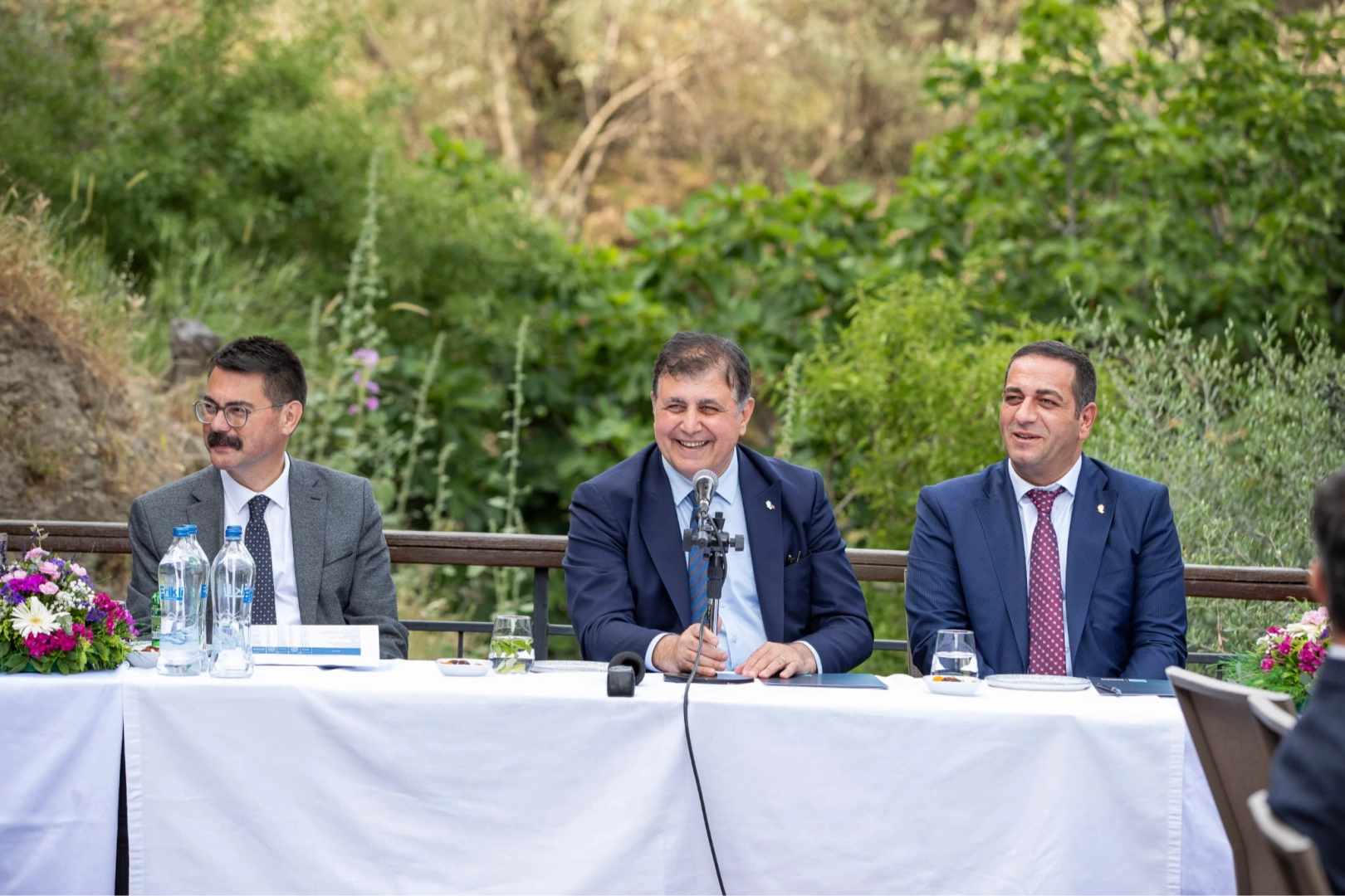 Başkan Tugay ilçe belediye başkanlarıyla bir araya geldi haberinin görseli