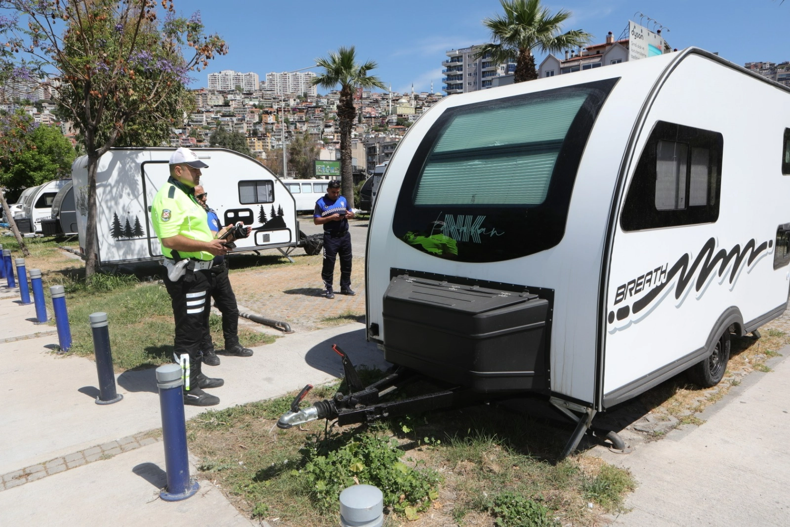 Bayraklı’da zabıtalar karavan işgaline karşı harekete geçti