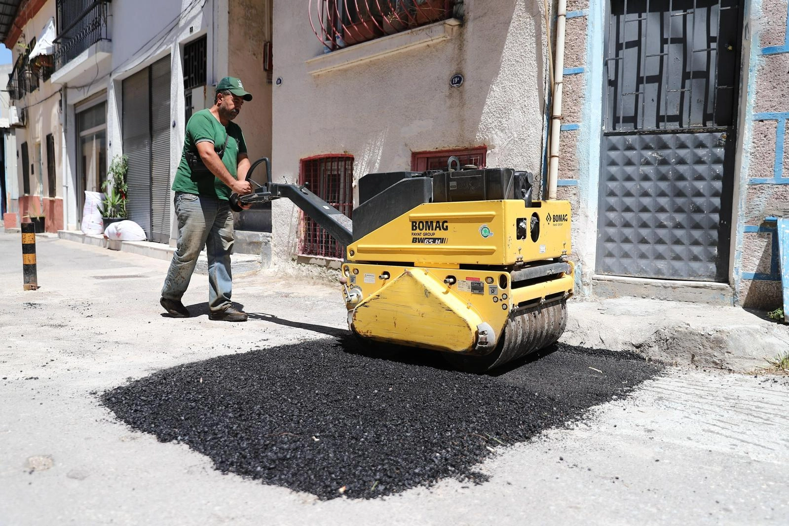 Konak’ta yol ve kaldırım çalışmaları devam ediyor