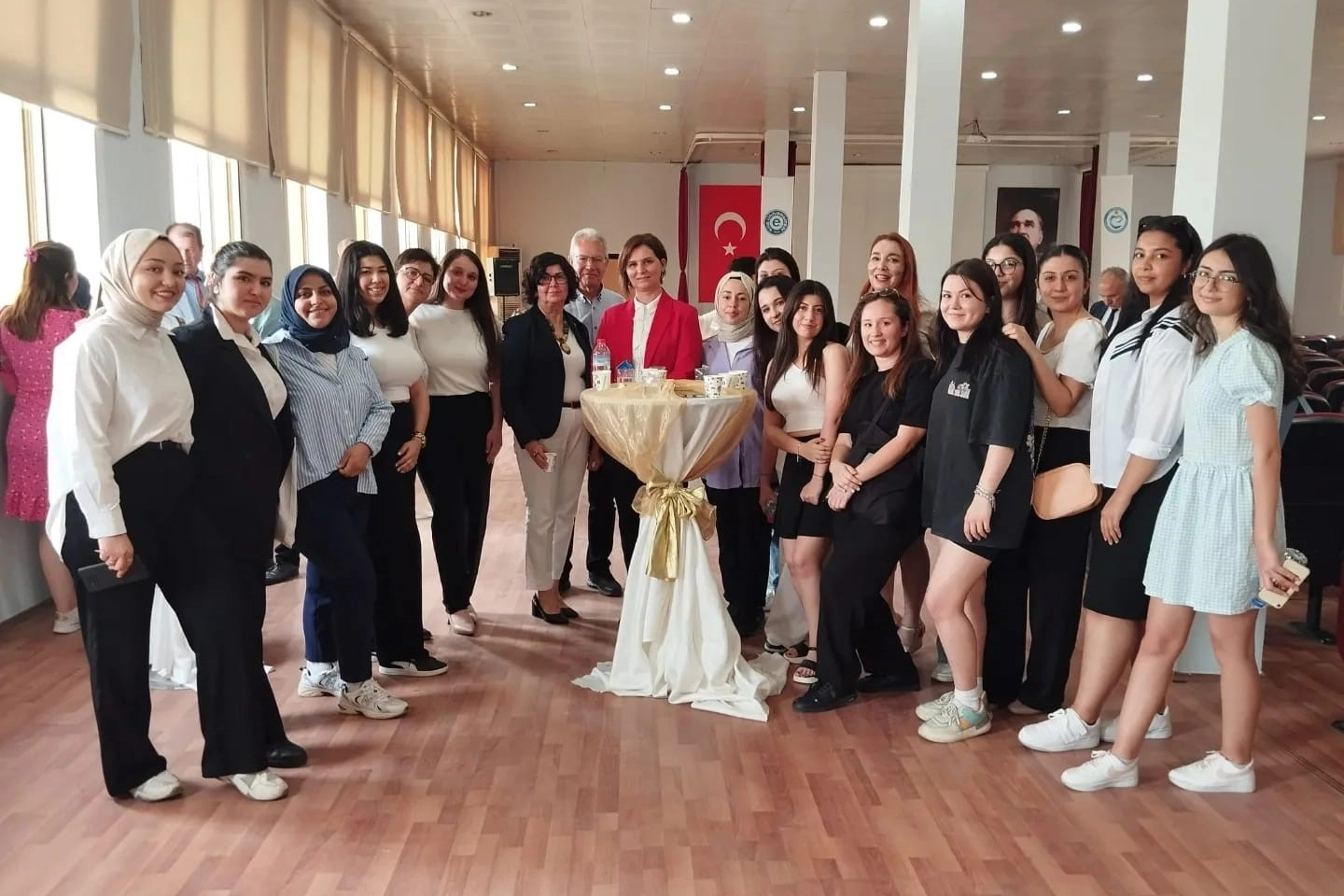 Ödemiş Sağlık Bilimleri Fakültesinde Öğr. Gör. Okan için törenle töreni yapıldı haberinin görseli