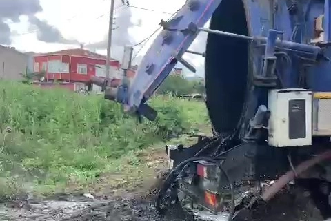 Tekirdağ'da çevre skandalı: Belediye aracı dereyi kirletirken görüntülendi!