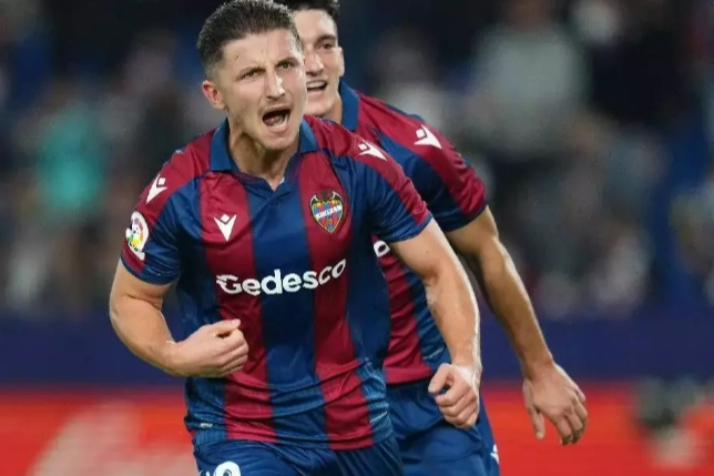 Trabzonspor’lu orta saha oyuncusu Enis Bardhi kimdir? Enis Bardhi ne kadar maaş alıyor? haberinin görseli