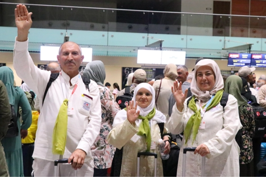 İzmir'de ilk kafile kutsal topraklara gitmek için yola çıktı haberinin görseli