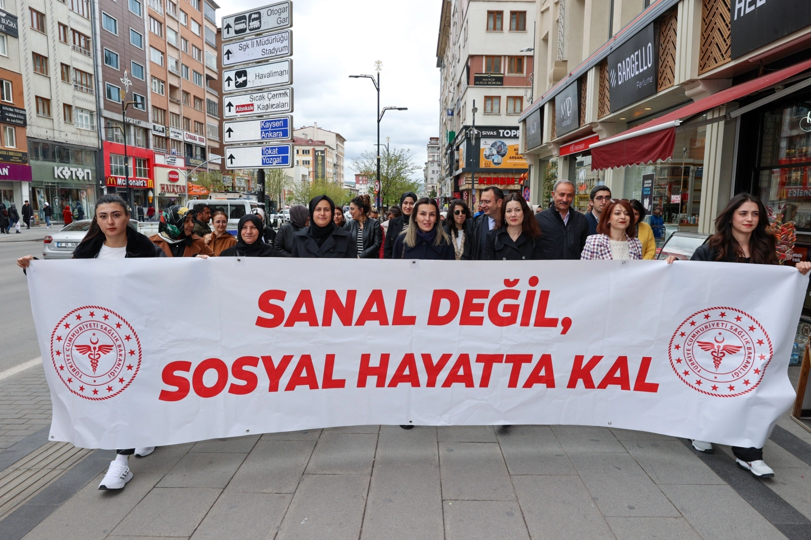 Sivas'ta dijital bağımlılığa dikkat çekmek için yürüdüler   haberinin görseli