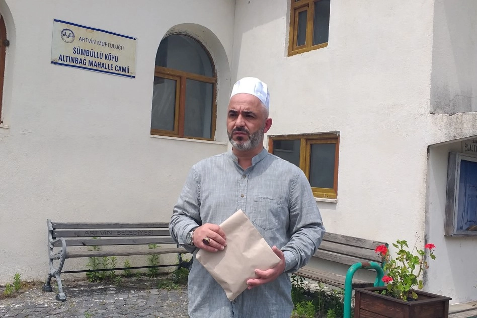 Artvin'de örnek davranış: Cami imamı yolda bulduğu parayı sahibine teslim etti