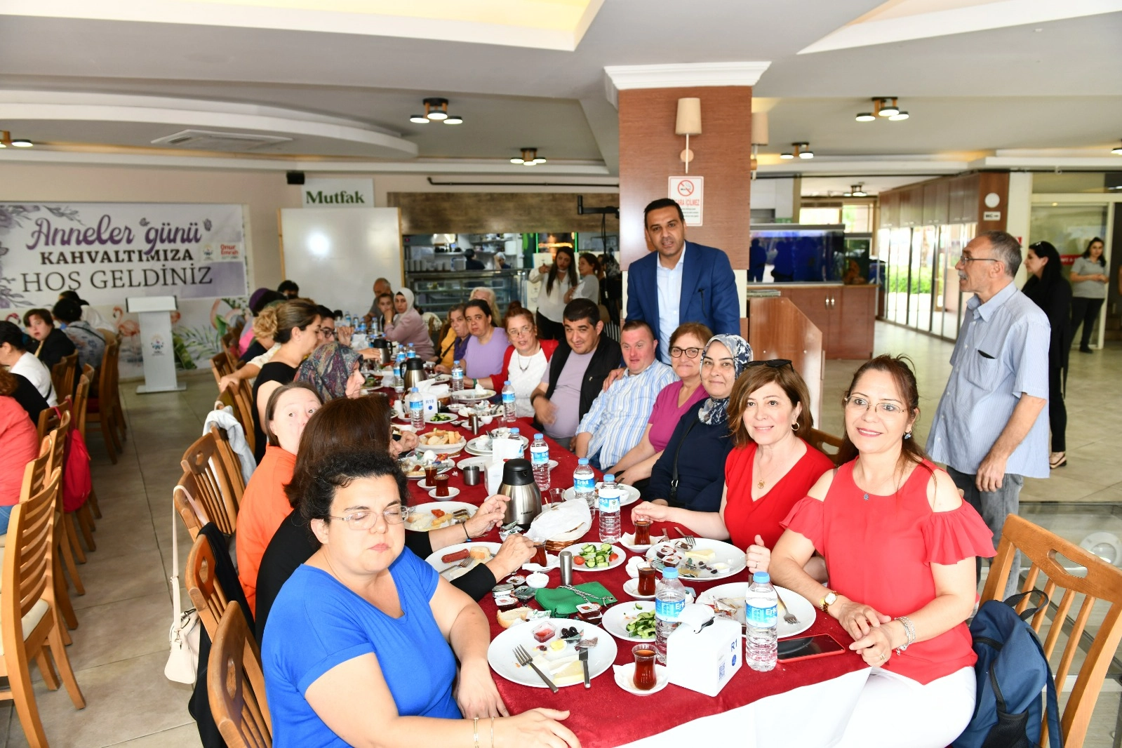 Başkan Yıldız engelli anneleri ve özel çocuklar ile bir araya geldi haberinin görseli