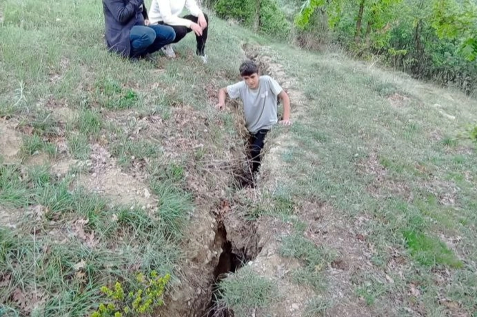 Deprem sonrası insan boyunda çatlaklar vatandaşları tedirgin etti!