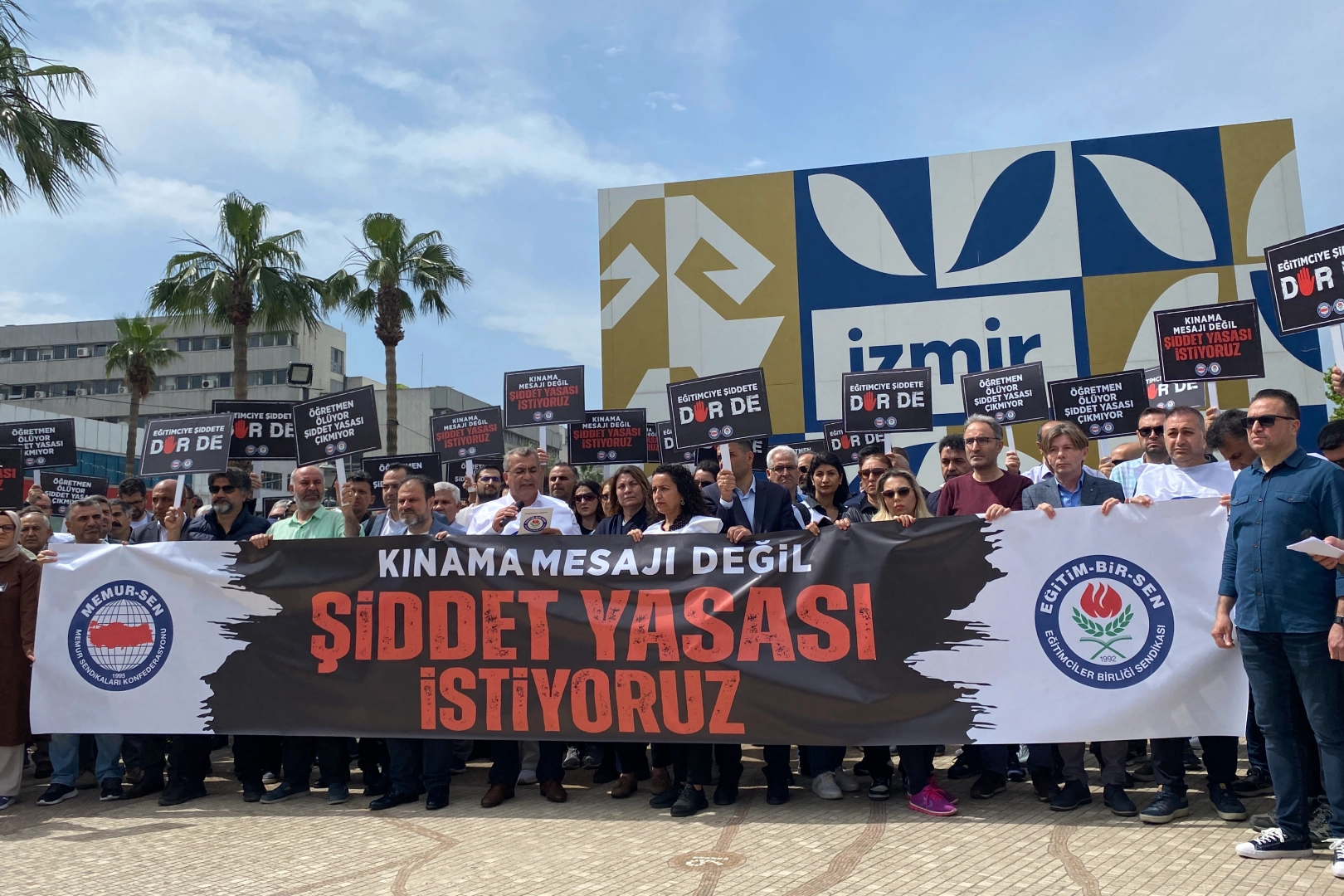 Eğitimcilerin isyanı İzmir'de yankılandı haberinin görseli