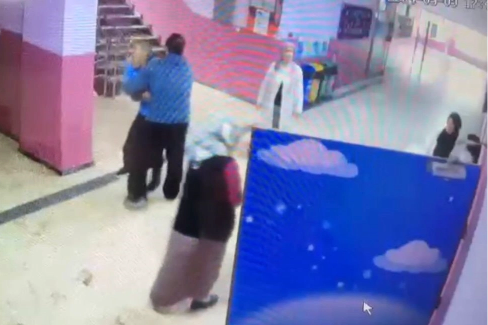 İstanbul'da bir veli müdürün odasını bastı: Yöneticilere saldırdı haberinin görseli