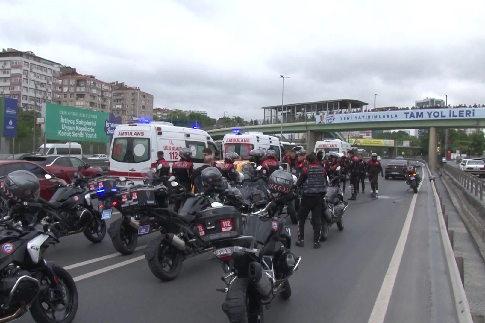 İstanbul'da motosikletli polis ile ticari taksi çarpıştı: Yaralılar var