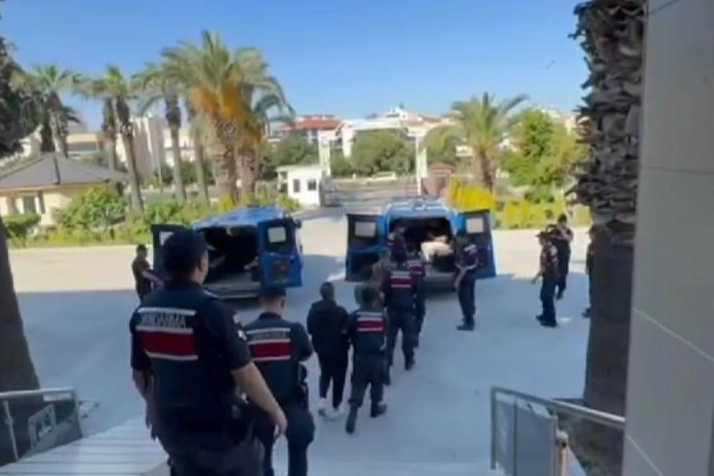 İzmir haber: 17 göçmen kaçakçılığı organizatörü tutuklandı haberinin görseli