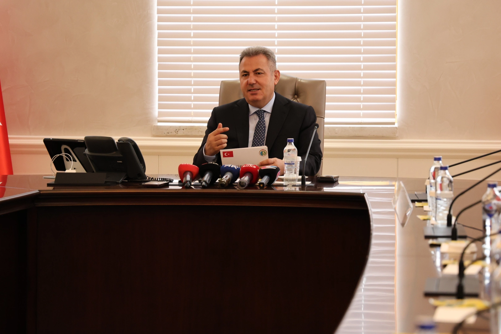 İzmir Valisi Elban açıkladı: İzmir'de 13 suç örgütü çökertildi haberinin görseli