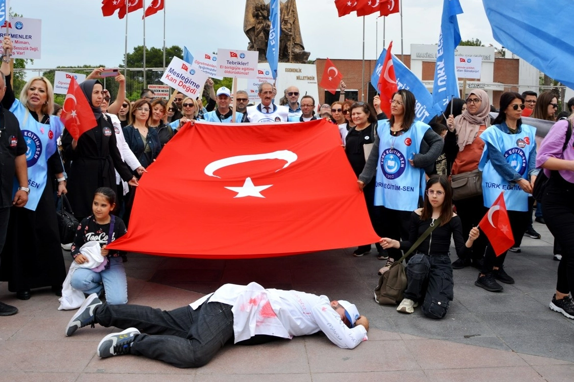Manisa'da öğretmenler iş bırakıp şiddetin son bulmasını istedi! haberinin görseli