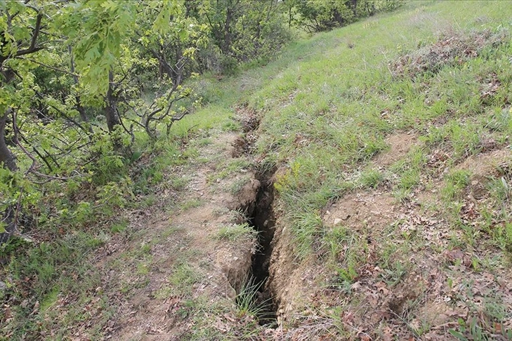 Tokat'ta arazide derin çatlaklar ortaya çıktı