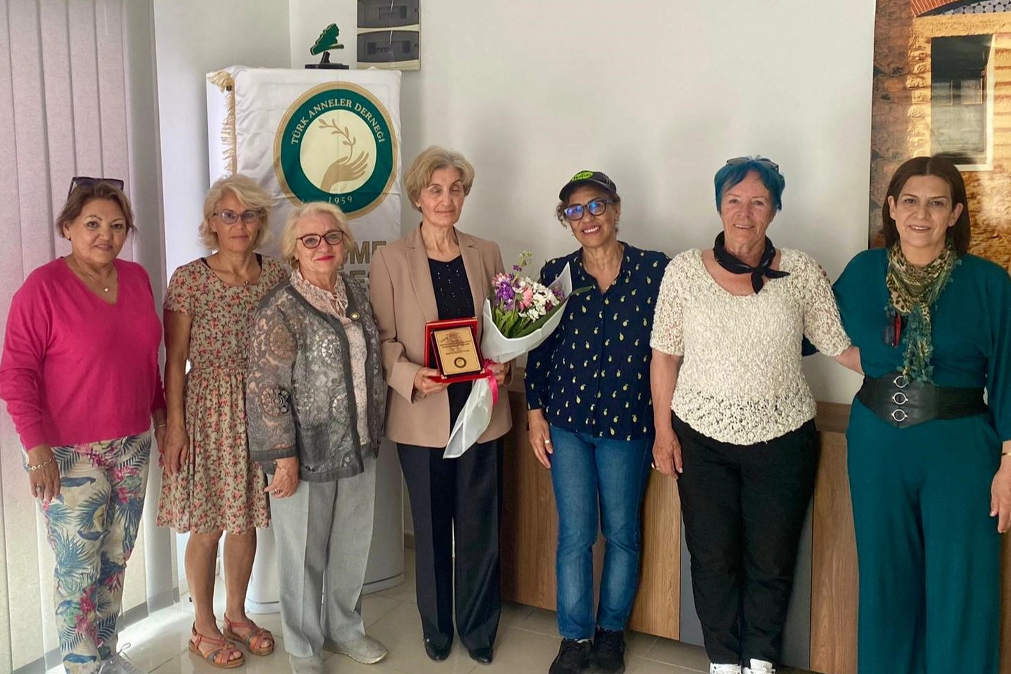 Türk Anneler Derneği Çeşme Şubesi’nden şehit annesine plaket