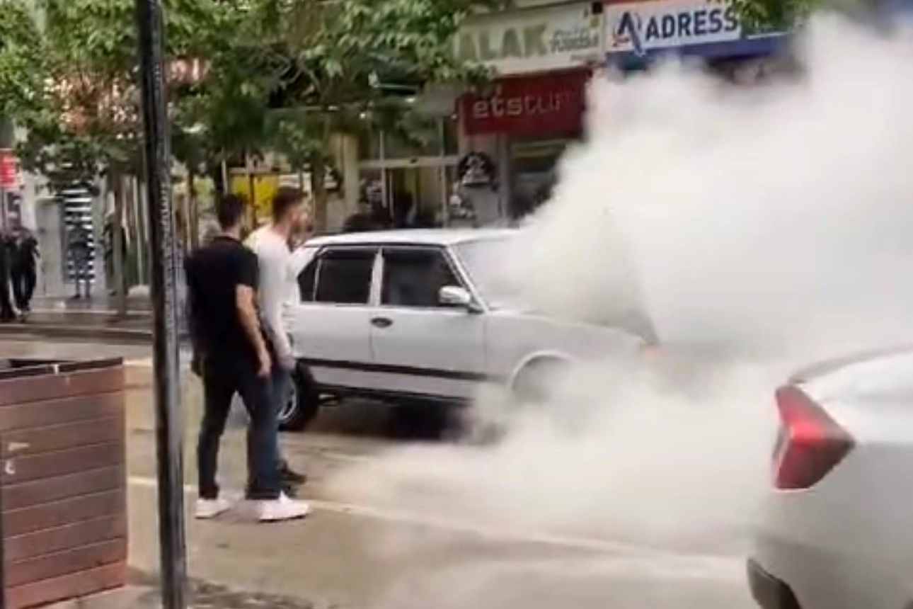 Elazığ'da seyir halindeki otomobil alev topuna döndü haberinin görseli