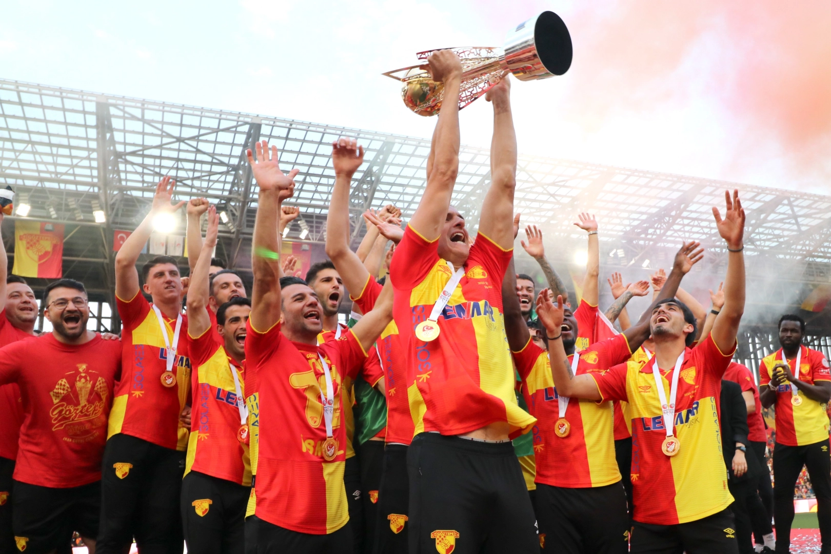 Göztepe'de şampiyonluk kupası havaya kalktı haberinin görseli