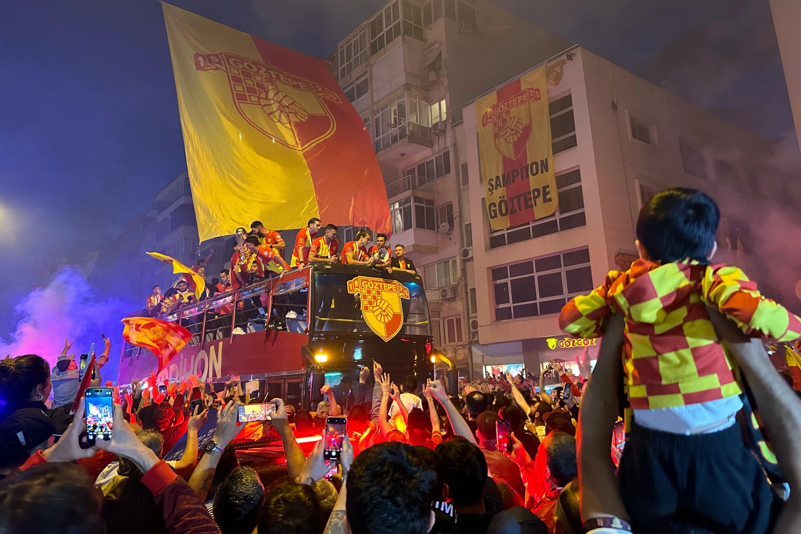 Göztepe otobüsle şehir turu yaptı