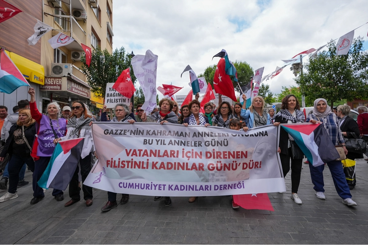 İzmir'de Cumhuriyet Kadınları Derneğinden Gazzeli annelere destek yürüyüşü