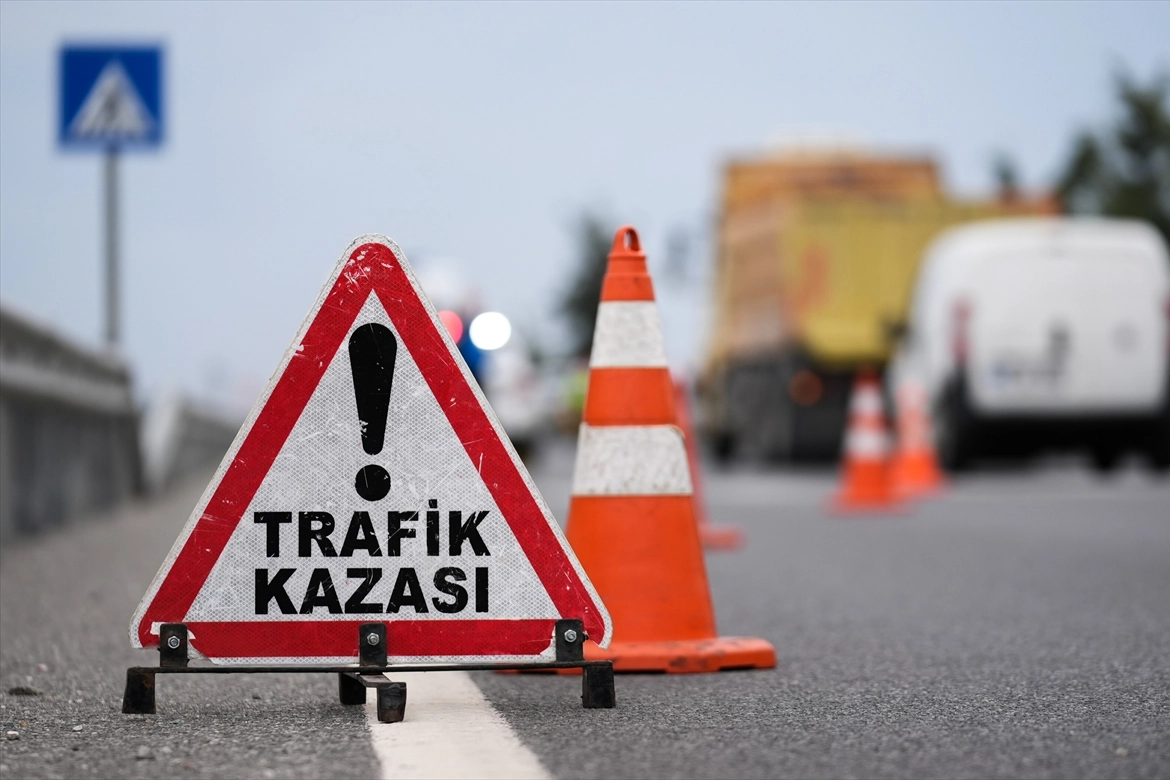 İzmir haber: Torbalı'da otomobil otoyolda ters yönden gitti, kazada 2 kişi öldü haberinin görseli