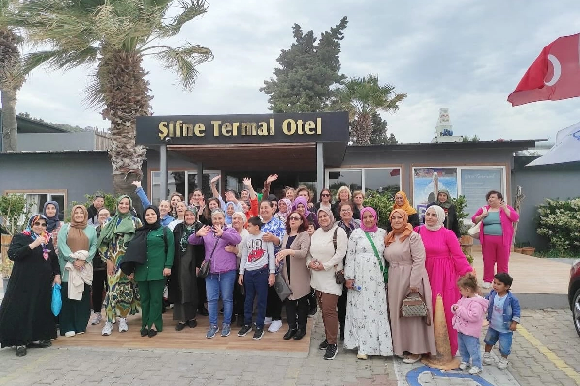 Lal Denizli, Çeşmeli annelerle bir araya geldi haberinin görseli