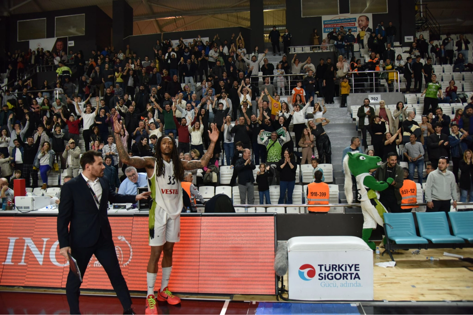 Manisa BBSK'da Emanuel Terry, verimlilik puanında zirvede haberinin görseli
