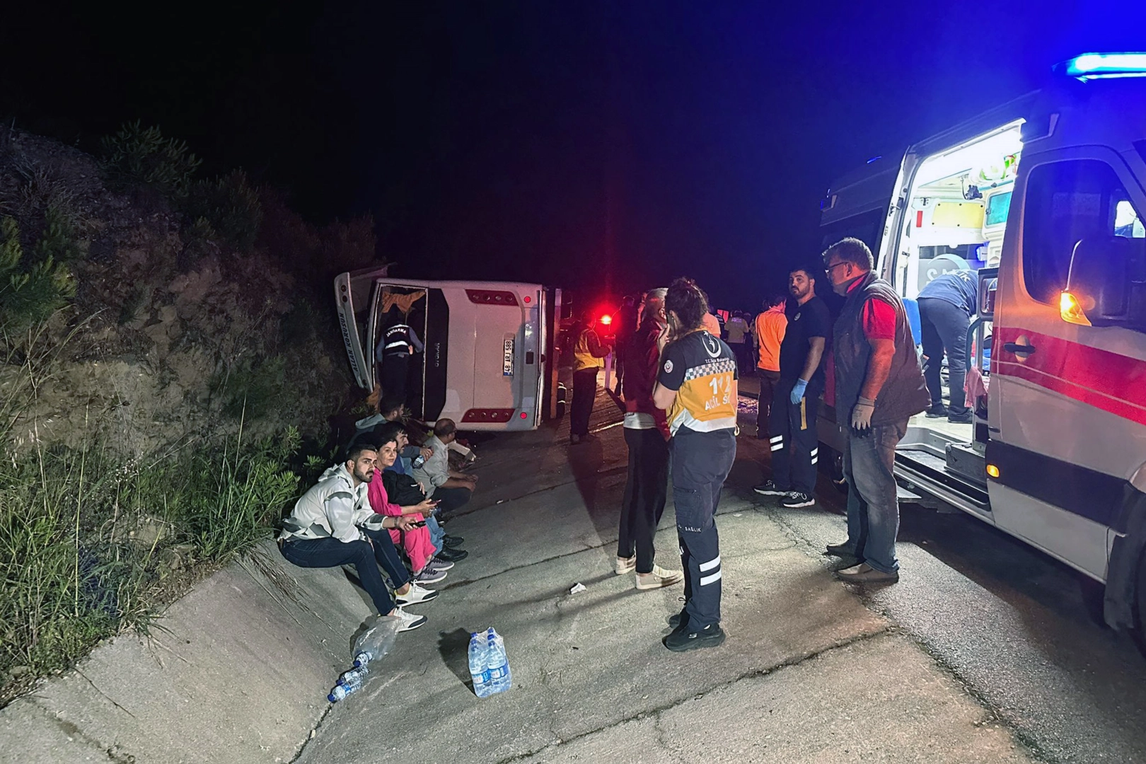 Muğla’da feci kaza: Öğrencileri taşıyan midibüs şarampole uçtu haberinin görseli