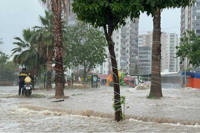 Adana’yı sağanak vurdu: Ev ve iş yerlerini su bastı haberinin görseli