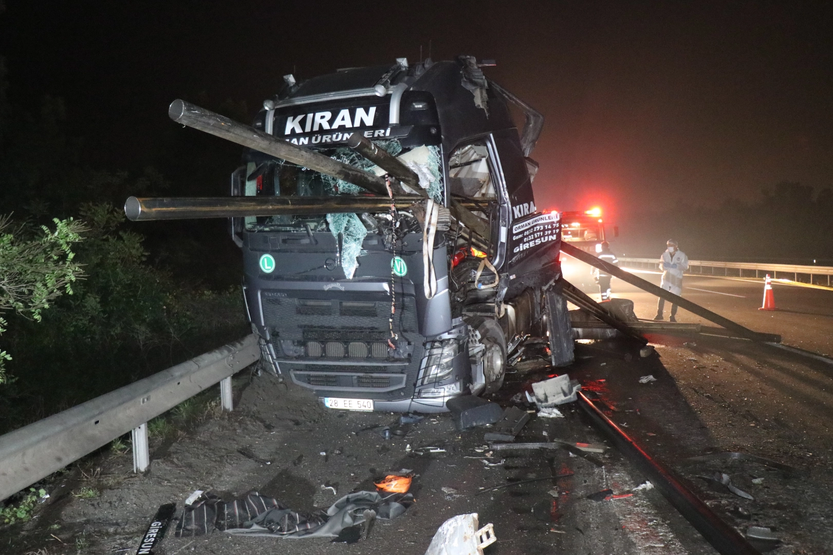 Sakarya’da feci kaza: Demir borular tırın ön camından çıktı! 2 ölü, 1 yaralı