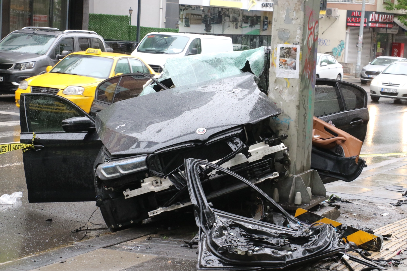 Ankara'da feci kaza! Kontrolden çıkan araç direğe çarptı: 1 ölü, 4 yaralı