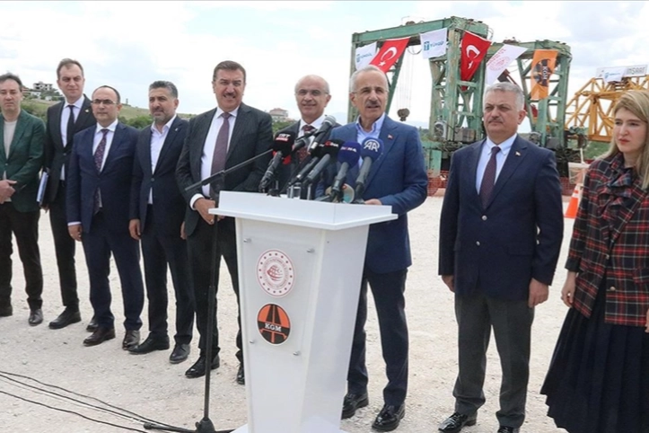Bakan Uraloğlu: 38 bin konuta erişimi sağlayacak yolun yapım çalışmalarını sürdürüyoruz haberinin görseli