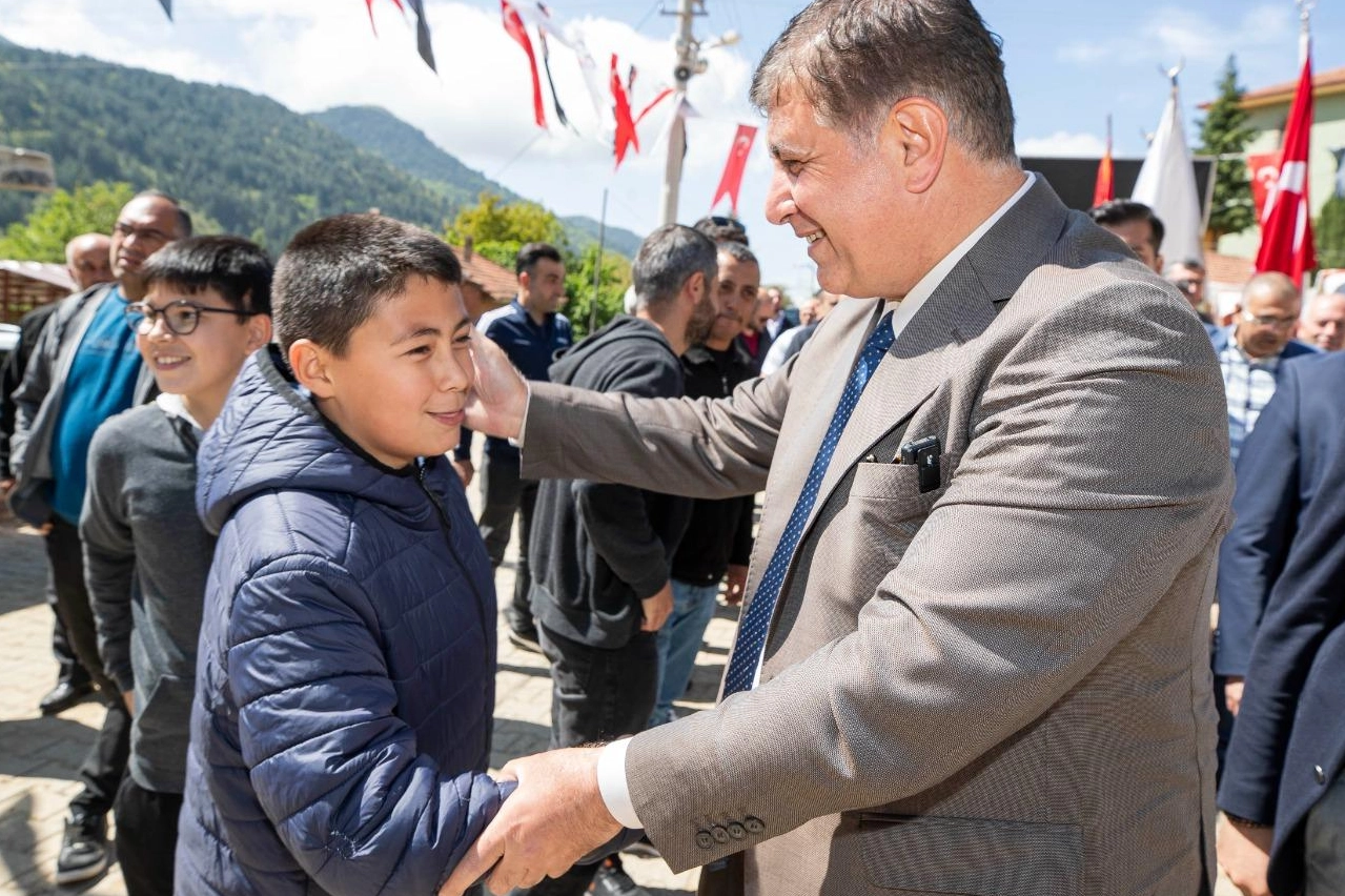 Başkan Cemil Tugay Helviş Bayramı’na çocuklarla buluştu haberinin görseli