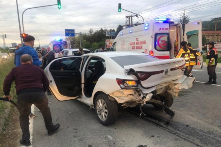 Bolu’da zincirleme trafik kazası: Çok sayıda yaralı var haberinin görseli