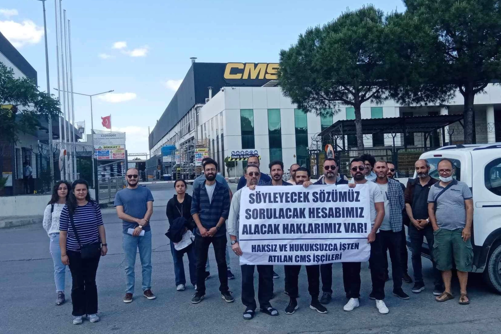 CMS işçileri hukuksuz işten çıkarılmalarını protesto etti haberinin görseli