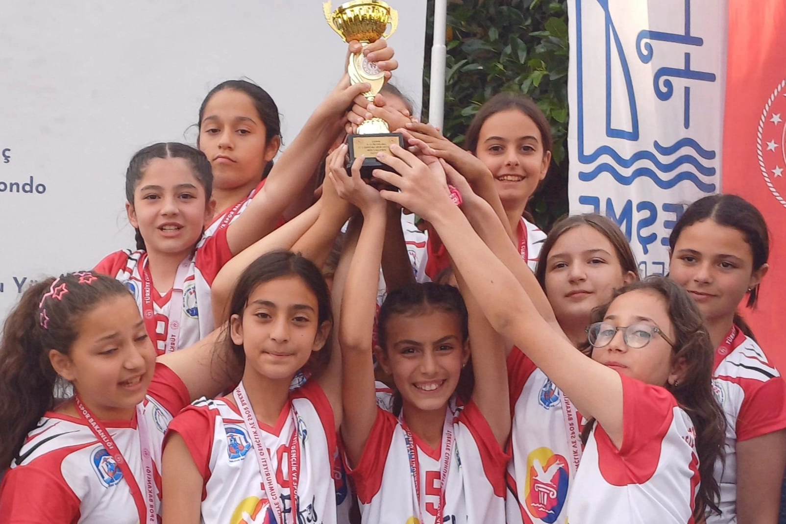 Efes Selçuklu sporcular madalya ve kupalarla döndü haberinin görseli