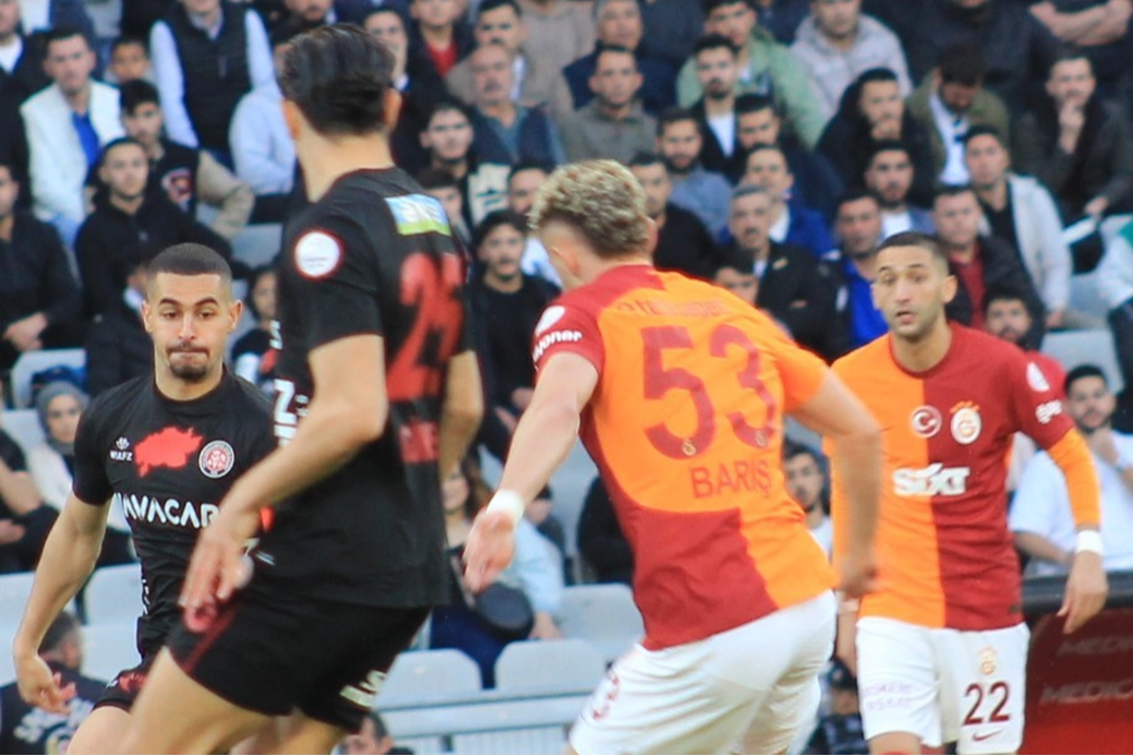 Galatasaray son dakikada şampiyonluğu derbiye bıraktı haberinin görseli