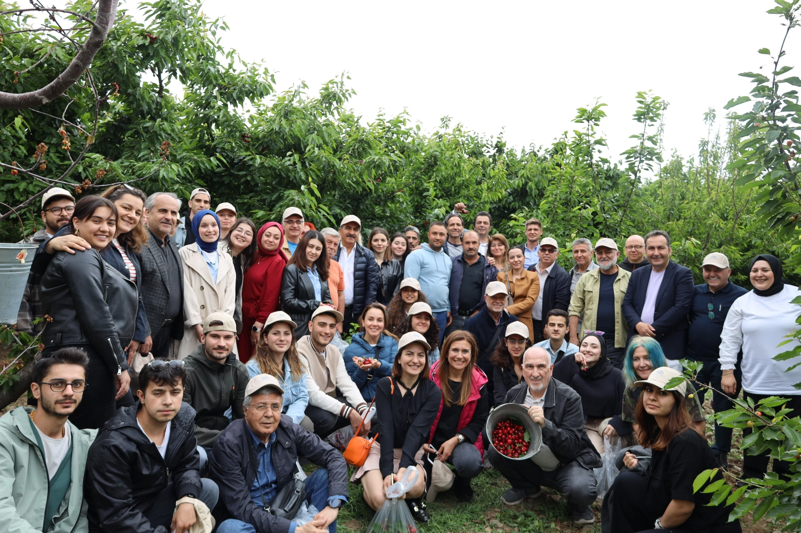 Gençler, kiraz hasat şenliğine enerji kattı