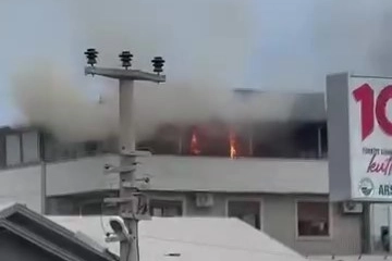 Hatay’da 3 katlı binanın çatısında korkutan yangın