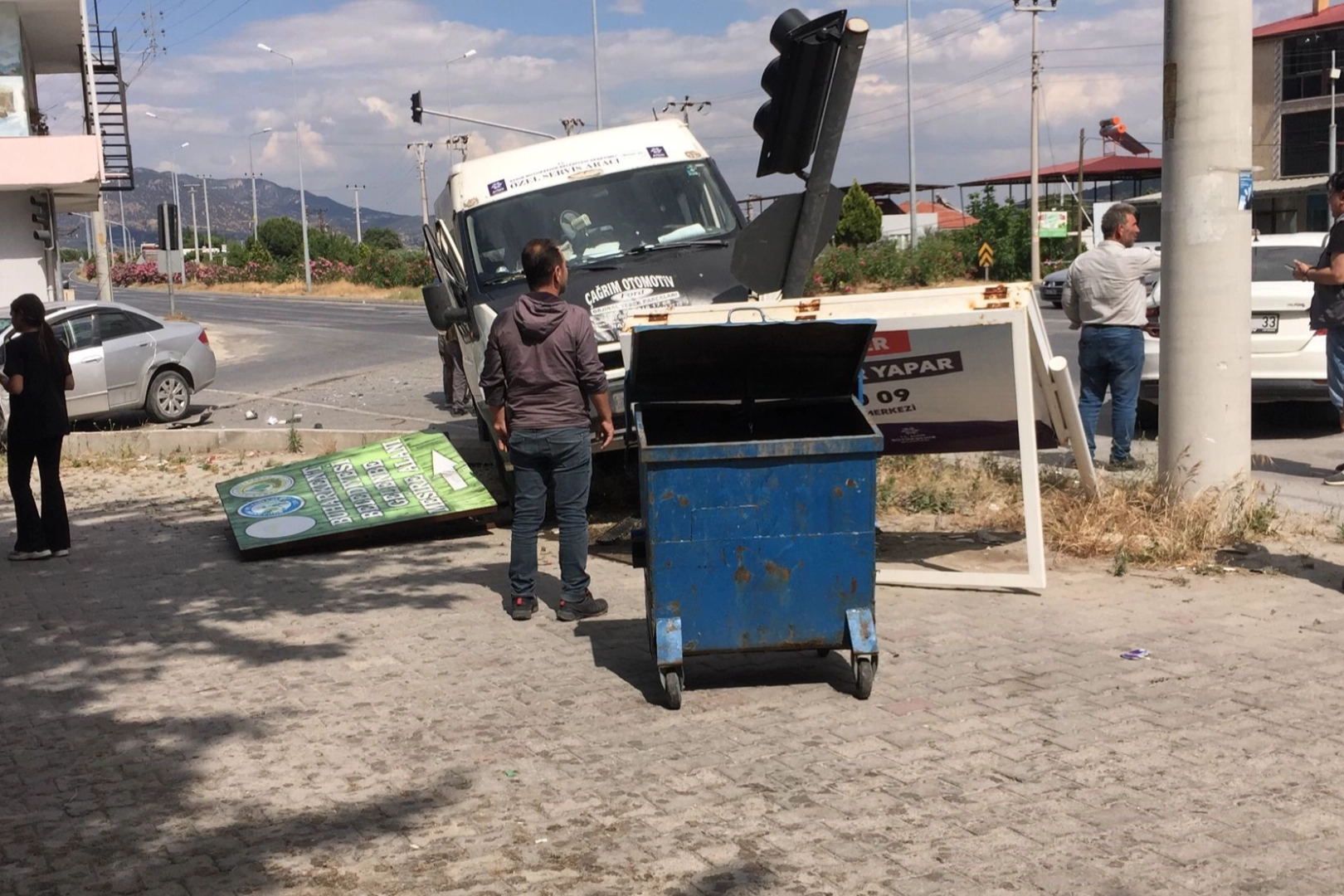 Aydın'da feci kaza: Buharkent'te minibüs durağa daldı