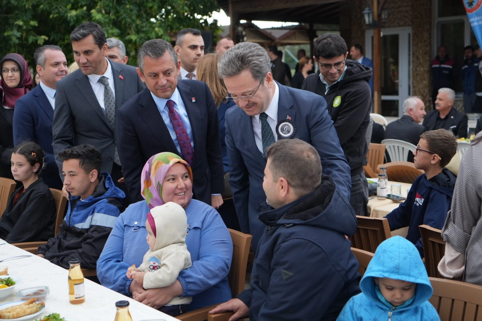 Soma maden şehitlerinin ailelerinin onuruna akşam yemeği verildi haberinin görseli