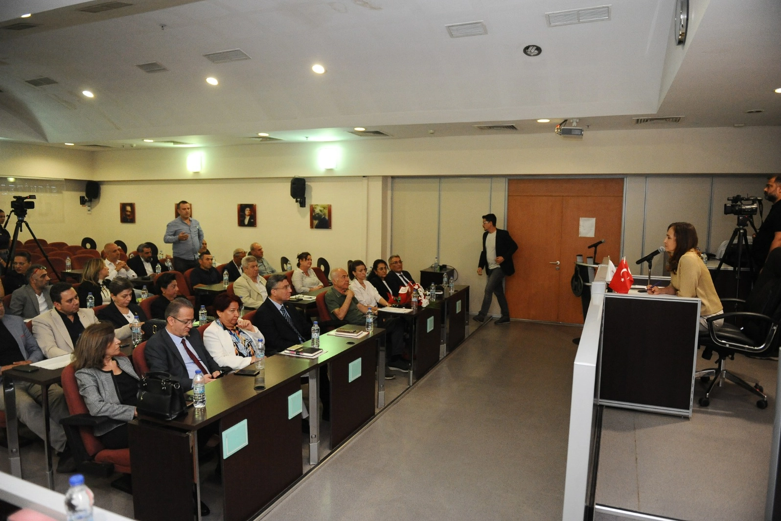 Başkan Ünsal Karşıyaka'yı muhtarlarla yönetiyor haberinin görseli