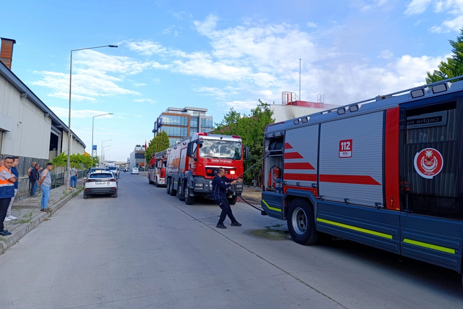 Çiğli'de tekstil fabrikası alev alev: Yangın itfaiye ekiplerince kontrol altında!