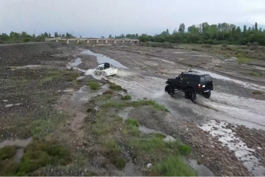Erzincan’da bol çamurlu derede off road haberinin görseli