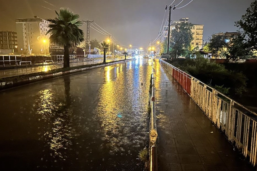 Hatay'da eğitime sağanak engeli: 2 ilçede eğitime ara verildi