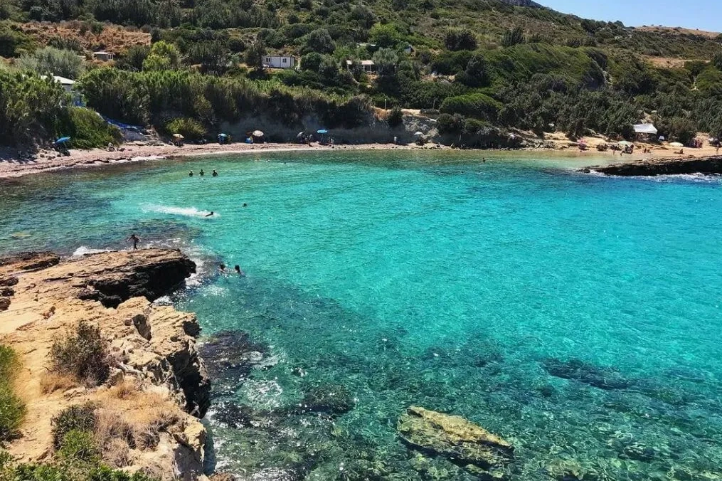 Karaburun’un sessiz cenneti: Dolungaz Koyu’nun büyüsüne kapılın