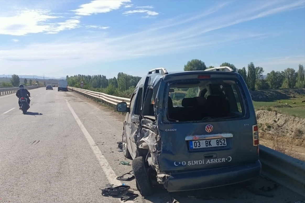 Afyonkarahisar'da kaza! Kamyonet hafif ticari araca çarptı: Yaralılar var haberinin görseli