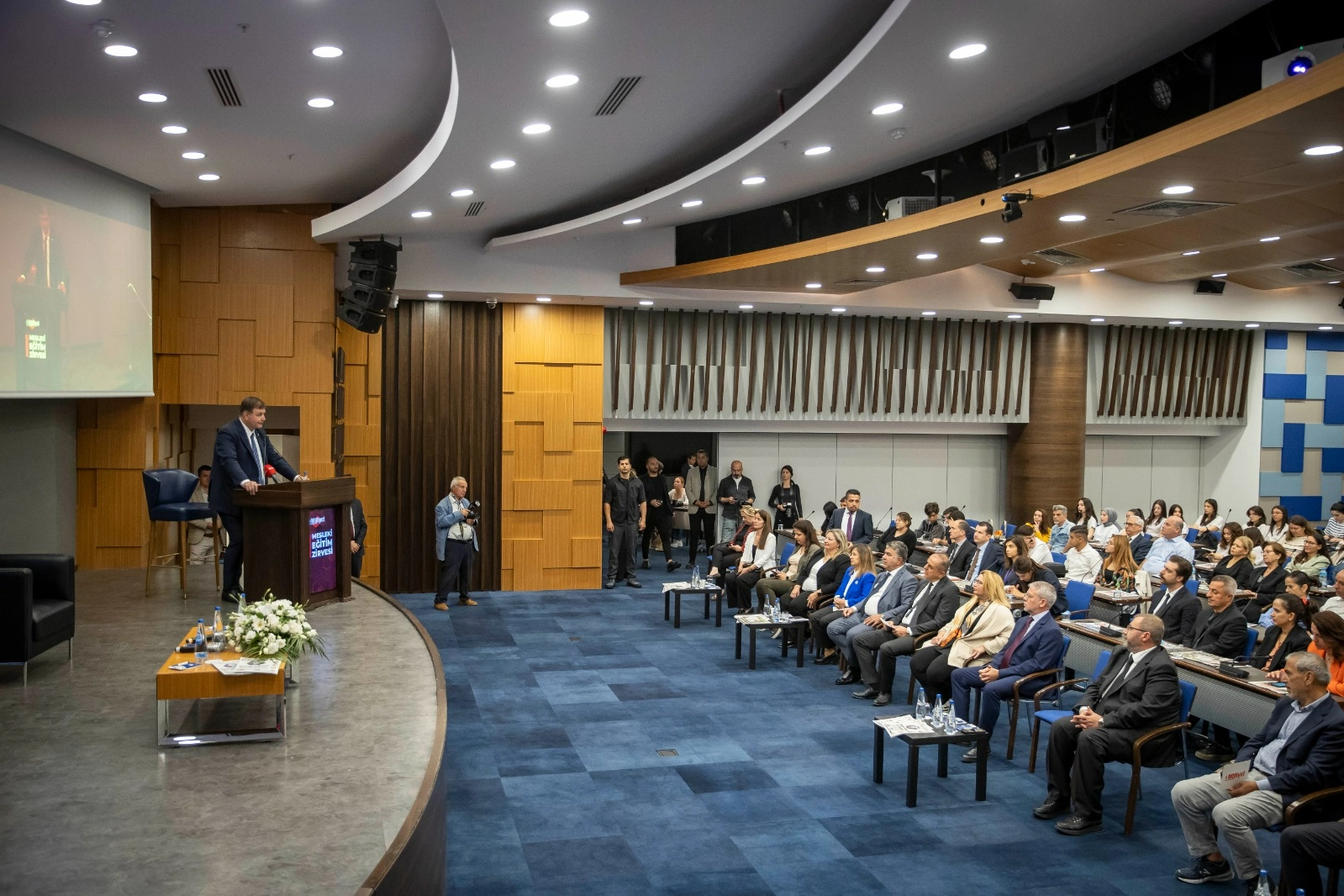 Başkan Tugay Mesleki Eğitim Zirvesi'ne katıldı