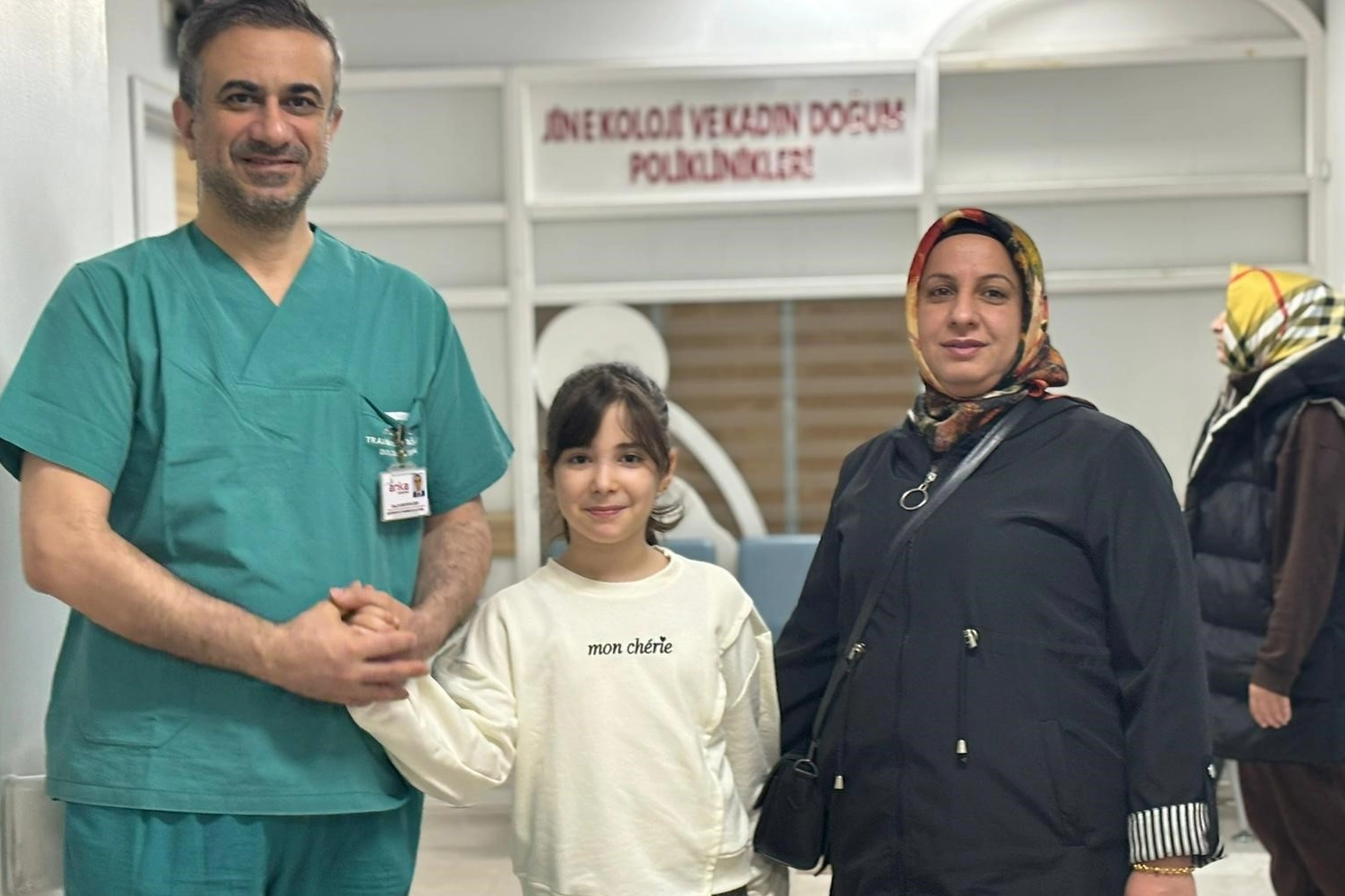 Hastaneye sedye ile gelen depremzede anne kız yürüyerek çıktı