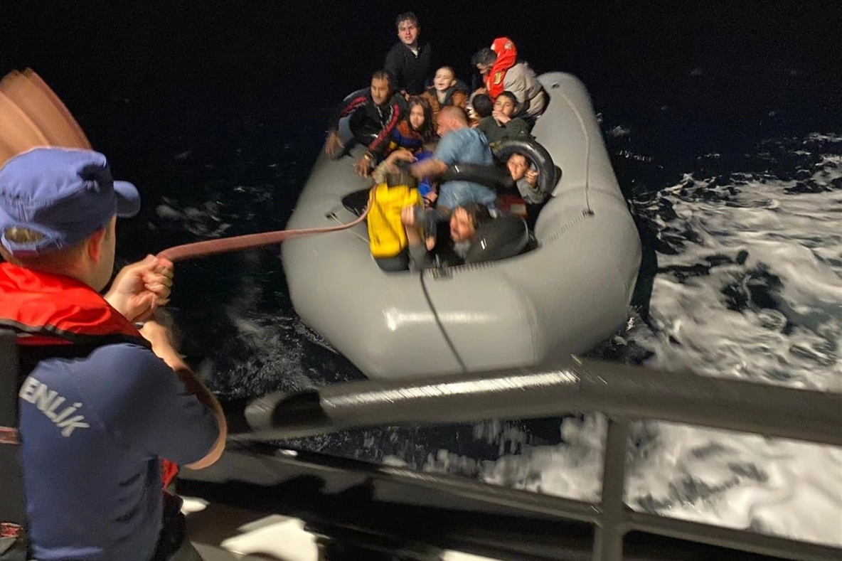 İzmir haber: Foça'da botları arızalanan 26 düzensiz göçmen kurtarıldı haberinin görseli