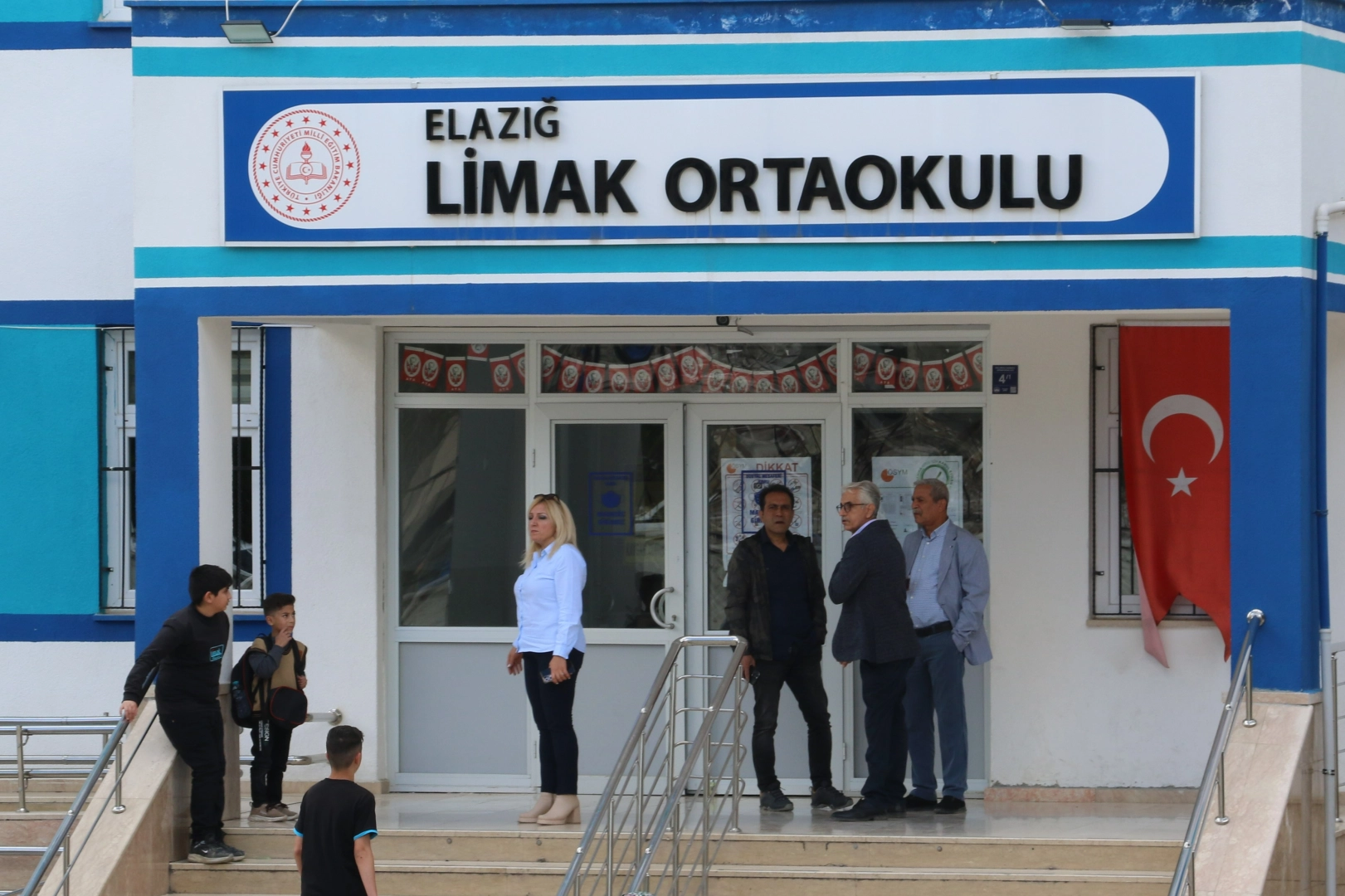 Okulda korkunç olay: Kopya çekmeye çalıştı yakalandı....Öğretmenini bıçakladı! haberinin görseli
